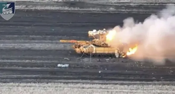 재블린 대전차 유도미사일(ATGM)에 맞아 파괴되는 러시아군 전차. 우크라이나 국방부 제공