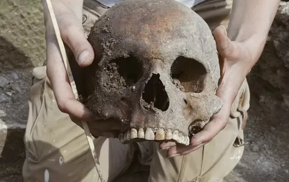 크로아티아 동부 라샤스카 지역의 유적지에서 발견된 유해. 참수당한 뒤 상반신과 하반신이 각기 다른 방향으로 매장돼 있었다. 출처 라이브사이언스