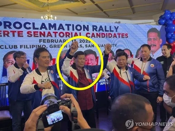 로드리고 두테르테 전 필리핀 대통령 지난 13일(현지시간) 필리핀 마닐라에서 열린 ‘PDP 라반’ 당의 총선 유세 집회에 참가한 모습. AP 연합뉴스