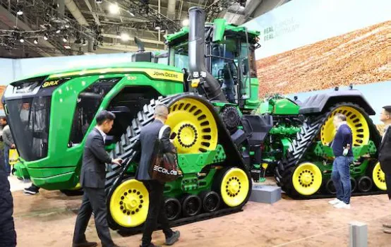 세계적인 농기계 기업 존디어(John Deere)의 자율주행 트랙터. 거대한 덩치인데 적용된 기술은 매우 정밀해 농장 관리를 지원한다.