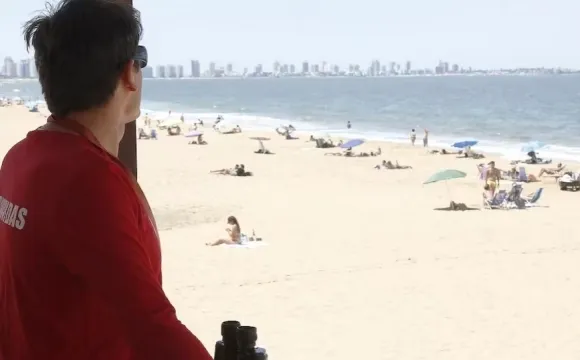 우루과이 폰타델에스테 해변에서 인명구조원이 물놀이 하는 이들을 주시하고 있다. 출처=나시온