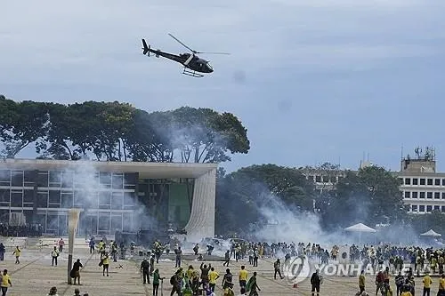 2023년 1월 8일 브라질 수도 브라질리아에서 대선 결과에 불복해 폭동을 일으킨 자이르 보우소나루 전 대통령의 지지자들이 경찰과 충돌하고 있다. AP 연합뉴스
