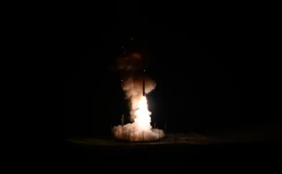 19일(현지시간) 미 캘리포니아주 반덴버그 기지에서 미니트맨3 대륙간탄도미사일(ICBM)이 발사되고 있다. 반덴버그 기지 홈페이지 캡처