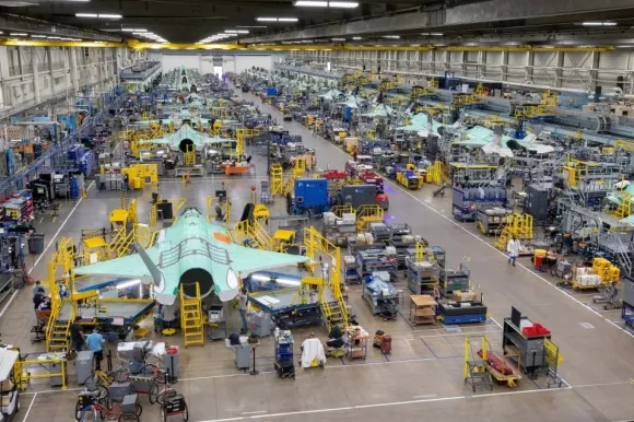 길이만 1.6㎞…'가장 비싼' F-35 전투기 생산 공장 내부 보니 [포착]