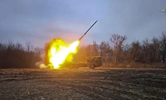 2025년 2월 6일 러시아 자주포가 쿠르스크주(州)에서 우크라이나 진지를 향해 발사되는 모습. 러시아 국방부·AP 연합뉴스제공