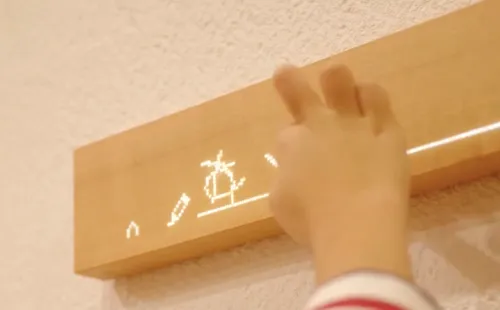 미국 라스베이거스 CES에서 무이랩이 선보인 목재 패널 디스플레이는 나무처럼 보이지만 마치 태블릿 PC처럼 전자기기 제어와 메모 등이 가능하다.