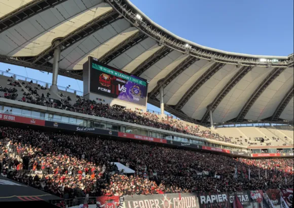 한 뿌리를 가진 FC서울과 FC안양이 맞붙은 22일 서울 상암월드컵경기장에는 4만 1415명이 모이며 2018년 이후 K리그에서 네 번째로 많은 유료 관중 수를 기록했다.