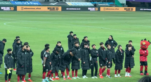 FC서울 선수들이 22일 서울 상암월드컵경기장에서 열린 K리그 2라운드 경기를 끝내고 관중을 향해 인사하고 있다.
