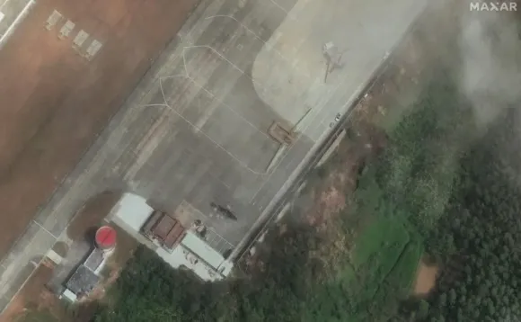 2025년 2월 24일 중국 하이난성(省) 러둥의 공군기지에 세워져 있는 WZ-9 디바인 이글(아래), WZ-7(위)의 모습. 출처 플래닛 랩스