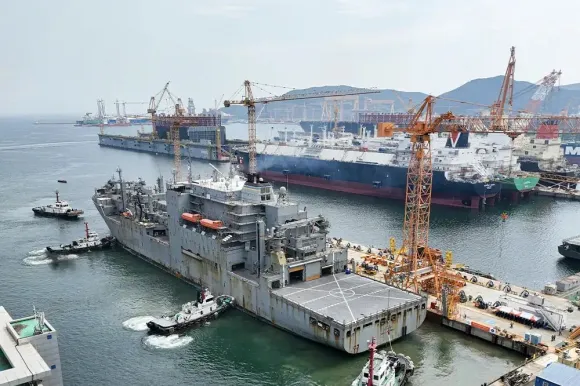 정비및 수리를 위해 한화 오션에 입고된 미해군 군수지원함 USNS 월리 쉬라. 출처=한화오션