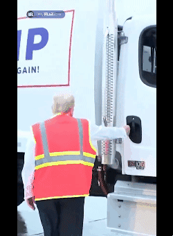 도널드 트럼프 전 대통령이 대선 후보 시절인 지난해 10월 30일(현지시각) 위스콘신주 그린베이에서 형광색 작업 조끼를 입고 쓰레기 트럭에 탑승하고 있다. 데일리메일 제공