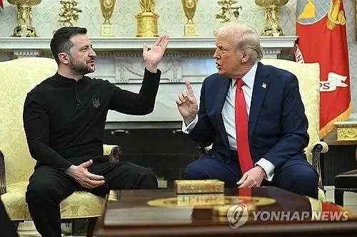 2월28일(현지 시간) 미국 백악관에서 열린 정상회담에서 언쟁을 벌이는 젤렌스키 우크라이나 대통령(왼쪽)과 트럼프 미국 대통령(오른쪽). AFP 연합뉴스