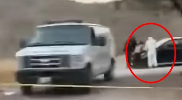 멕시코 현지시간으로 지난 2일 푸에블라주(州)와 오아하카주 경계에 있는 고속도로의 버려진 차량에서 훼손된 시신 9구가 발견됐다. 현장 감식 중인 수사 요원들의 모습. 뉴욕포스트 제공