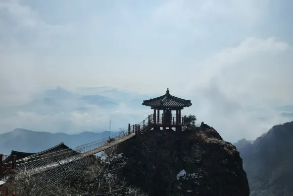 경북 구미 금오산 절벽 위에 종루가 서 있는 풍경은 신비롭기 그지없다.