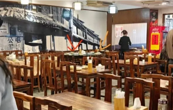 중국의 한 식당에서 마시던 물컵에 아이의 소변을 받았고, 식당은 이를 묵과해 비난이 쏟아지고 있다. 논란이 된 가족이 앉았던 자리. 출처 칸칸신문