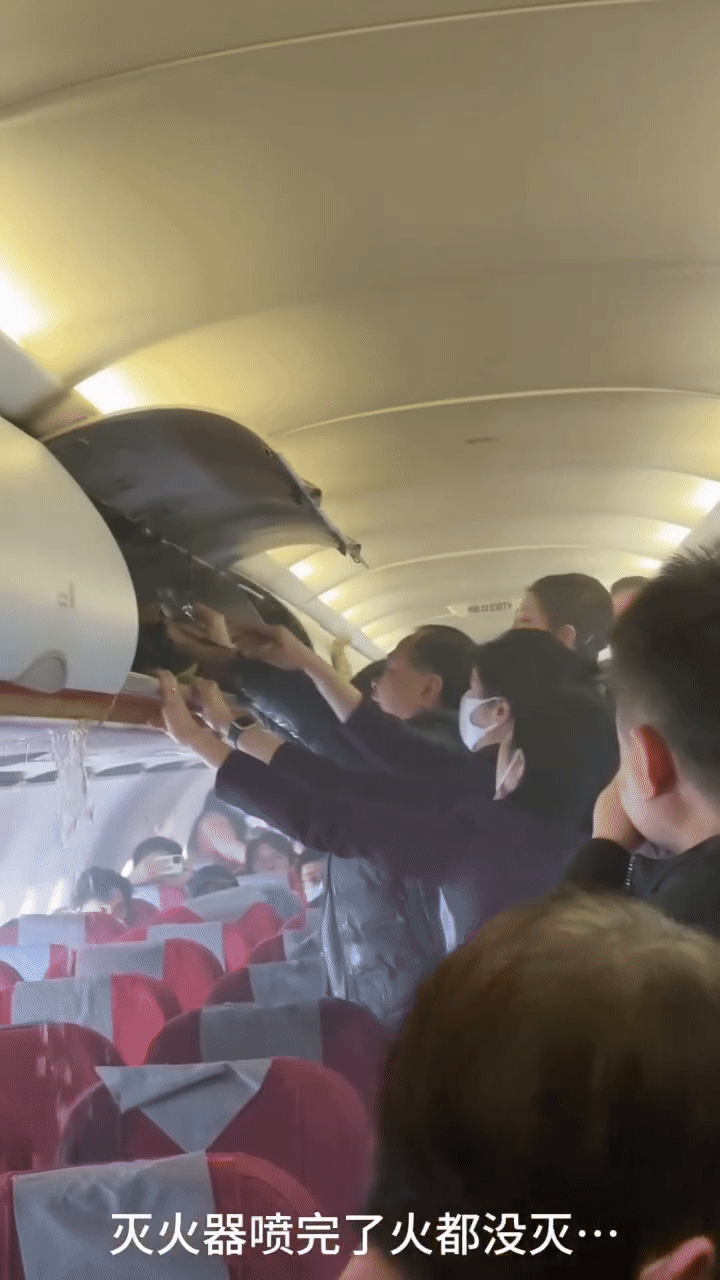 홍콩항공 여객기 승무원과 승객들이 생수와 주스 등을 부어 불을 진화하고 있다. 출처=소셜미디어