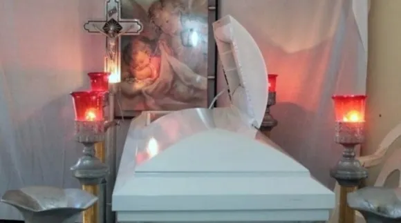 개방된 관이 놓여 있는 브라질의 빈소. 출처=나시온