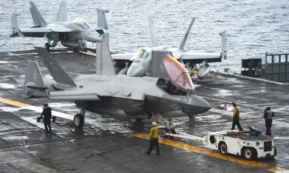 2021년 미 해군 칼빈슨 항공모함의 갑판 위에 F-35C(맨앞) 전투기가  F/A-18 슈퍼 호넷 2대를 배경으로 착함해 있다.  출처=미 해군