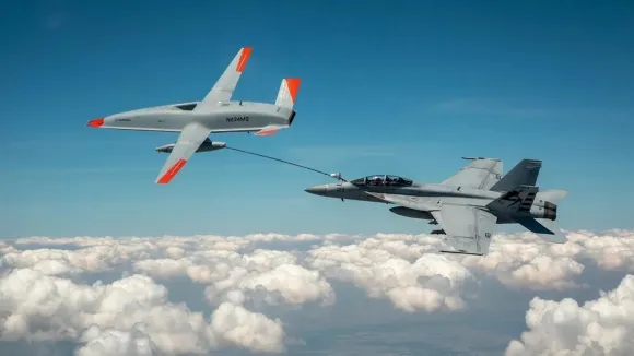 무인 공중급유기 ‘MQ-25 스팅레이’(왼쪽)가 F/A-18 슈퍼 호넷 전투기에 공중 급유관을 연결하는 시험을 수행하고 있다. 출처=미 해군