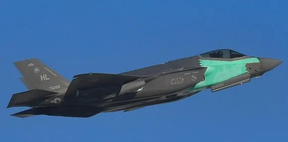 지난 1월 시험비행 중인 ‘프랑켄 제트’(Frankenjet). 미 공군 지난 1월 시험비행 중인 ‘프랑켄 제트’(Frankenjet). 미 공군