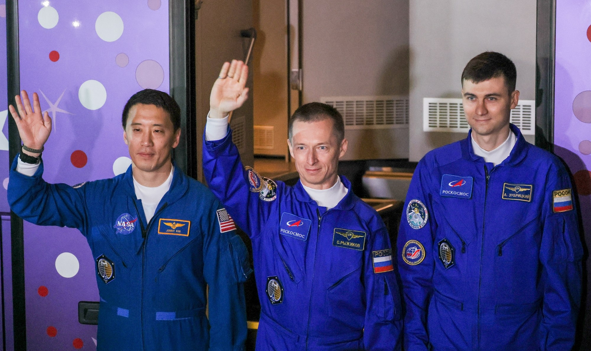 Soyuz 2.1a rocket carrying Soyuz MS-27 launched from Baikonur Cosmodrome  지난 8일 우주선 발사에 앞서  조니 김,  세르게이 리지코프,  알렉세이 주브리츠키(사진 왼쪽부터)가 손을 흔들고 있다. TASS 연합뉴스
