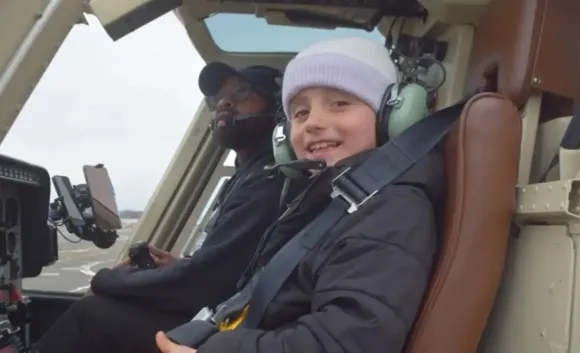 사고 헬기 조종사 션 존슨과 에스코바르의 아들이 헬기에 탑승한 모습. New York Helicopter Tours LLC