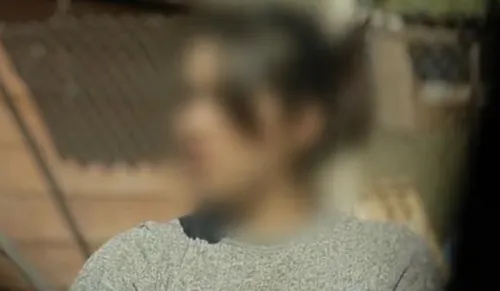 할머니 손에 칠레로 팔려 가 노예처럼 일을 해야 했던 소녀가 현지 언론과 인터뷰를 하고 있다. 출처=아에세 할머니 손에 칠레로 팔려 가 노예처럼 일을 해야 했던 소녀가 현지 언론과 인터뷰를 하고 있다. 출처=아에세
