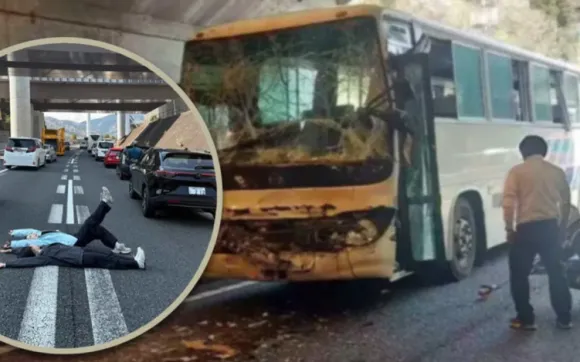 지난 5일 일본 도쿄와 후지산을 잇는 고속도로에서 관광버스 충돌사고가 발생한 가운데, 사고 현장에서 ‘인생 사진’을 찍은 중국인 여성들(왼쪽 사진)에게 비난이 쏟아졌다. SCMP, 웨이신 캡처 지난 5일 일본 도쿄와 후지산을 잇는 고속도로에서 관광버스 충돌사고가 발생한 가운데, 사고 현장에서 ‘인생 사진’을 찍은 중국인 여성들(왼쪽 사진)에게 비난이 쏟아졌다. SCMP, 웨이신 캡처
