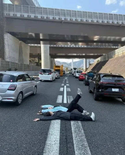 지난 5일 일본 도쿄와 후지산을 잇는 고속도로에서 관광버스 충돌사고가 발생한 가운데, 사고 현장에서 ‘인생 사진’을 찍은 중국인 여성들에게 비난이 쏟아졌다. SCMP, 웨이신 캡처 지난 5일 일본 도쿄와 후지산을 잇는 고속도로에서 관광버스 충돌사고가 발생한 가운데, 사고 현장에서 ‘인생 사진’을 찍은 중국인 여성들에게 비난이 쏟아졌다. SCMP, 웨이신 캡처