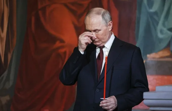 블라디미르 푸틴 러시아 대통령이 20일 모스크바에 있는 구세주 그리스도 대성당에서 열린 러시아 정교회 부활절 예배에 참석했다. TASS 연합뉴스