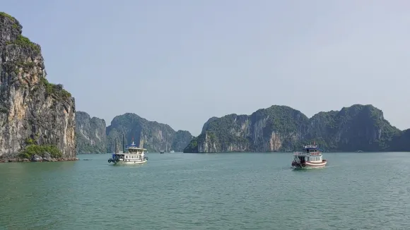 통킹만은 베트남과 중국 사이에 있는 거대한 만으로 베트남의 해상교통로 역할을 해왔다. 통킹만 북서쪽에 있는 하롱베이는 역사적, 자연적 가치를 인정받아 1994년 유네스코 세계문화유산에 등재됐다.