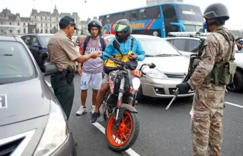 페루 리마에서 군경이 2인이 탑승한 오토바이를 검문하고 있다. 출처=에레세에레