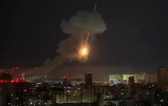 24일 키이우 상공에서 떨어지는 러시아의탄도미사일. 로이터 연합뉴스