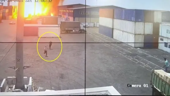 지난 26일 이란 샤히드 라자이 항구에서 폭발이 일어나기 직전 직원들이 도망치고 있다. CCTV 캡처 지난 26일 이란 샤히드 라자이 항구에서 폭발이 일어나기 직전 직원들이 도망치고 있다. CCTV 캡처