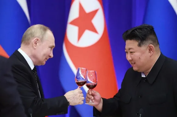 블라디미르 푸틴 러시아 대통령(왼쪽)과 김정은 북한 국무위원장이 2024년 6월 19일(현지시간) 북한 평양에서 열린 국빈 만찬에 참석하고 있다. 로이터 연합뉴스
