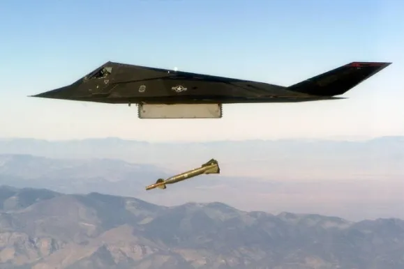 세계 최초의 스텔스 전폭기 F-117 나이트호크(Nighthawk). 미국 국방부 세계 최초의 스텔스 전폭기 F-117 나이트호크(Nighthawk). 미국 국방부