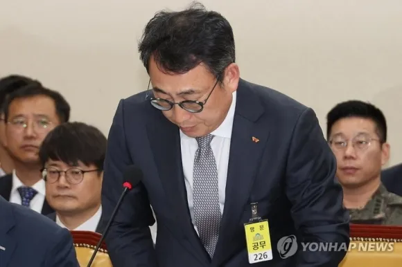 유영상 SK텔레콤 대표이사가 30일 국회 과학기술정보방송통신위원회의에서 열린 방송통신 분야 청문회에서 유심 해킹 사태에 대해 사과하고 있다. 2025. 04. 30. 연합뉴스 유영상 SK텔레콤 대표이사가 30일 국회 과학기술정보방송통신위원회의에서 열린 방송통신 분야 청문회에서 유심 해킹 사태에 대해 사과하고 있다. 2025. 04. 30. 연합뉴스