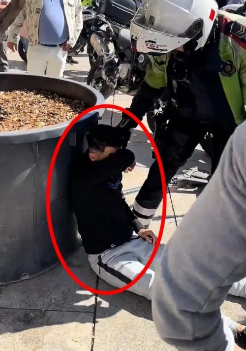 현장에 출동한 경찰이 온 뒤 간신히 동양인 관광객으로부터 ‘풀려난’ 소매치기가 숨을 고르고 있다. 엑스 영상 캡처 현장에 출동한 경찰이 온 뒤 간신히 동양인 관광객으로부터 ‘풀려난’ 소매치기가 숨을 고르고 있다. 엑스 영상 캡처
