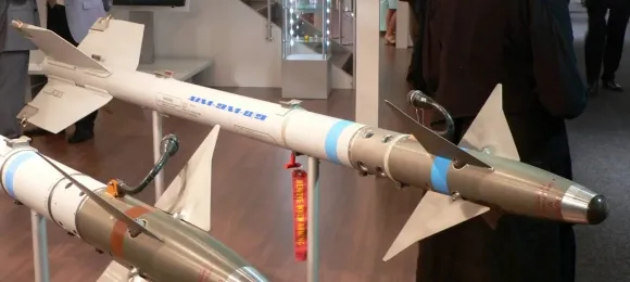 우크라이나에 공급된 미국제 공대공 미사일 AIM-9M 사이드와인더의 모형. 출처=위키미디어 우크라이나에 공급된 미국제 공대공 미사일 AIM-9M 사이드와인더의 모형. 출처=위키미디어