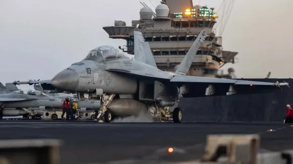지난 2일 해리 트루먼호에서 F/A-18F 슈퍼 호넷 전투기가 이륙을 준비하고 있다. 미 해군 제공 지난 2일 해리 트루먼호에서 F/A-18F 슈퍼 호넷 전투기가 이륙을 준비하고 있다. 미 해군 제공