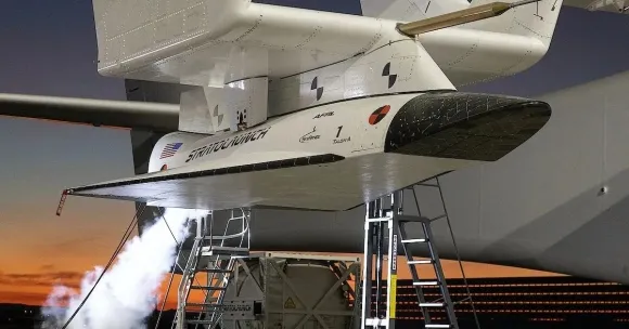 거대 항공기 ‘록’(Roc)에 탑재된 첫 번째 테스트 기체 TA-1. Stratolaunch 제공