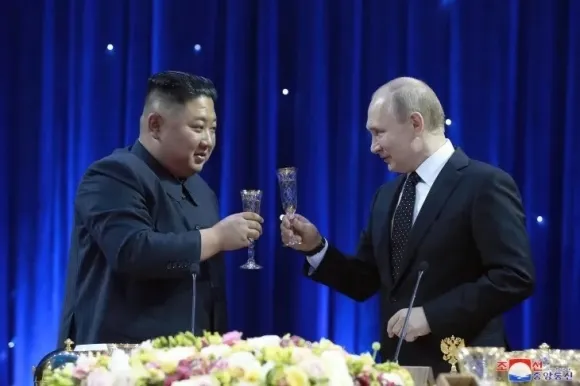 만찬에 참석한 김정은 위원장과 푸틴 대통령 자료사진. 조선중앙통신 연합뉴스 만찬에 참석한 김정은 위원장과 푸틴 대통령 자료사진. 조선중앙통신 연합뉴스