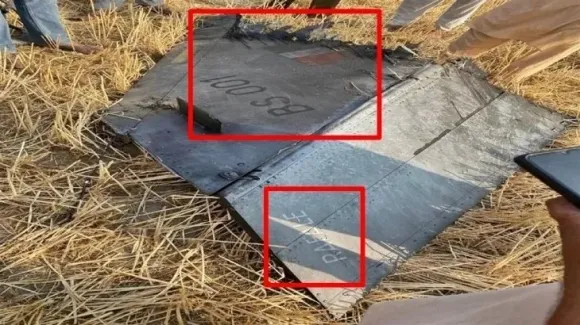 인도령 카슈미르 지역 전투기 추락 현장에서 발견된 라팔 전투기의 잔해로 추정되는 부품. 소셜미디어 캡처 인도령 카슈미르 지역 전투기 추락 현장에서 발견된 라팔 전투기의 잔해로 추정되는 부품. 소셜미디어 캡처