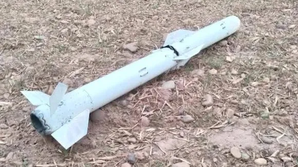 9일 인도 펀자브주에서 발견된 중국산 PL-15E 추정되는 미사일 잔해. 영상 캡처 9일 인도 펀자브주에서 발견된 중국산 PL-15E 추정되는 미사일 잔해. 영상 캡처