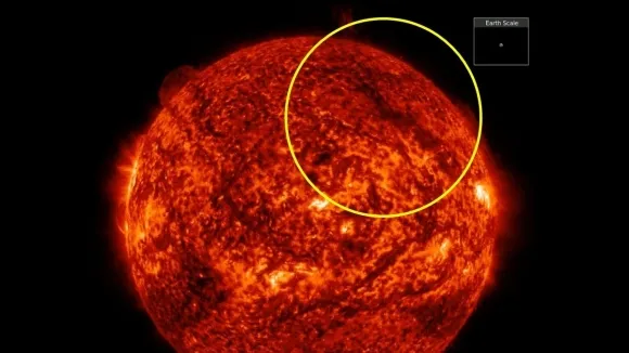 태양에서 필라멘트가 분출하는 모습이 위성에 포착됐다.  오른쪽 네모 안 점은 지구 크기다. NASA / SDO