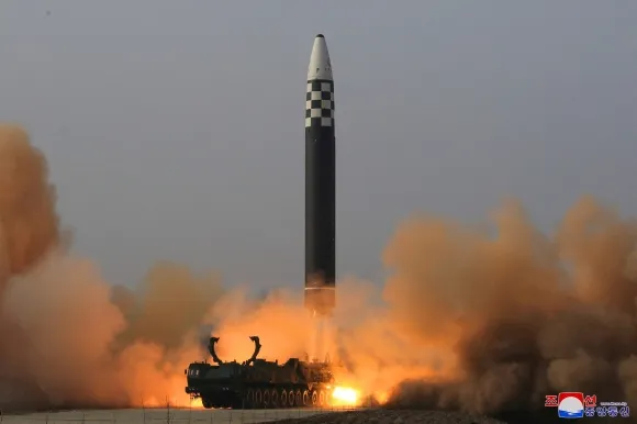 2022년 3월 24일 북한이 공개한 신형 대륙간탄도미사일(ICBM). 로이터 연합뉴스 2022년 3월 24일 북한이 공개한 신형 대륙간탄도미사일(ICBM). 로이터 연합뉴스