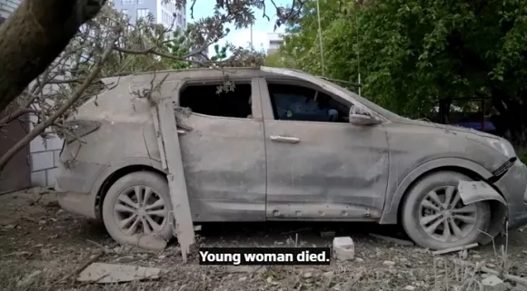 현지시간으로 18일 러시아군이 우크라이나 수도 키이우를 향해 대규모 드론 공습을 감행했다. 이 공습의 여파로 자동차와 건물이 전소되고 20대 여성 1명이 사망하는 등 피해가 잇따랐다. 로이터 통신 영상 캡처