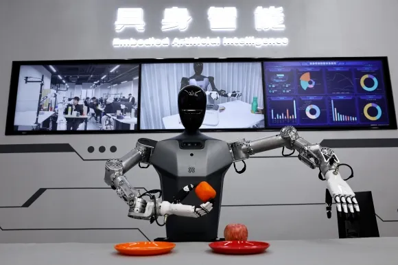 중국 엑스 휴머노이드의 휴머노이드 로봇 톈궁이 2025년 5월 16일 베이징 경제기술개발구(이좡·E-타운)에 있는휴머노이드 로봇 혁신 센터에서 열린 미디어 투어에서 과일을 옮기는 시연을 하고 있다. 로이터 연합뉴스