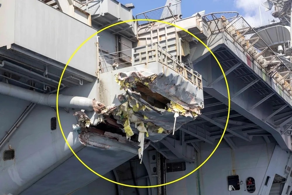 화물선과 충돌사고로 손상을 입은 USS 해리 S. 트루먼 호. 미 해군 화물선과 충돌사고로 손상을 입은 USS 해리 S. 트루먼 호. 미 해군