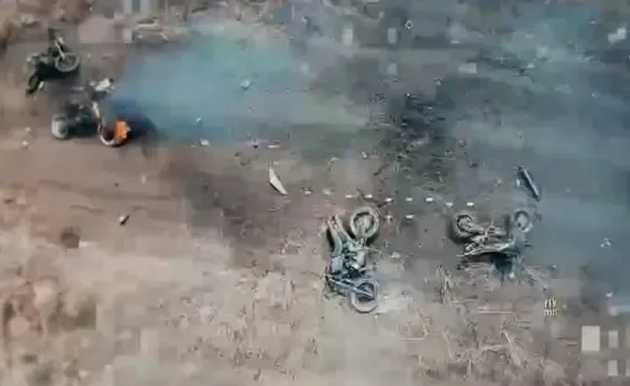 우크라이나군 진지를 공격하다 파괴된 러시아군 오토바이. 영상 캡처
